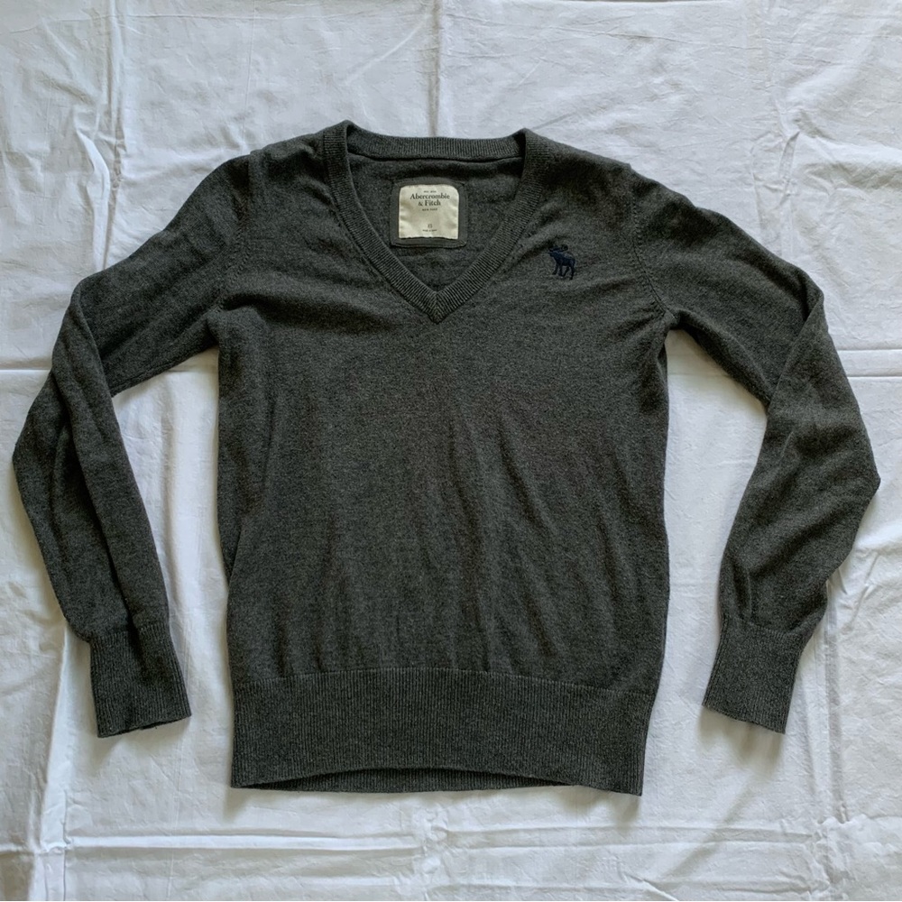 Abercrombie & Fitch Gray V-Neck Chest Logo Embroidered Sweater Size XS